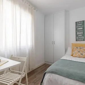 https://living4malaga-sea-breeze-apartment.hotelsinnerja.org